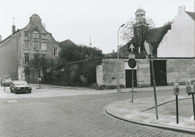 863543 Gezicht op de hoek van de Rozenstraat en het Jacobskerkhof (voorgrond) in Wijk C te Utrecht, met rechts een ...